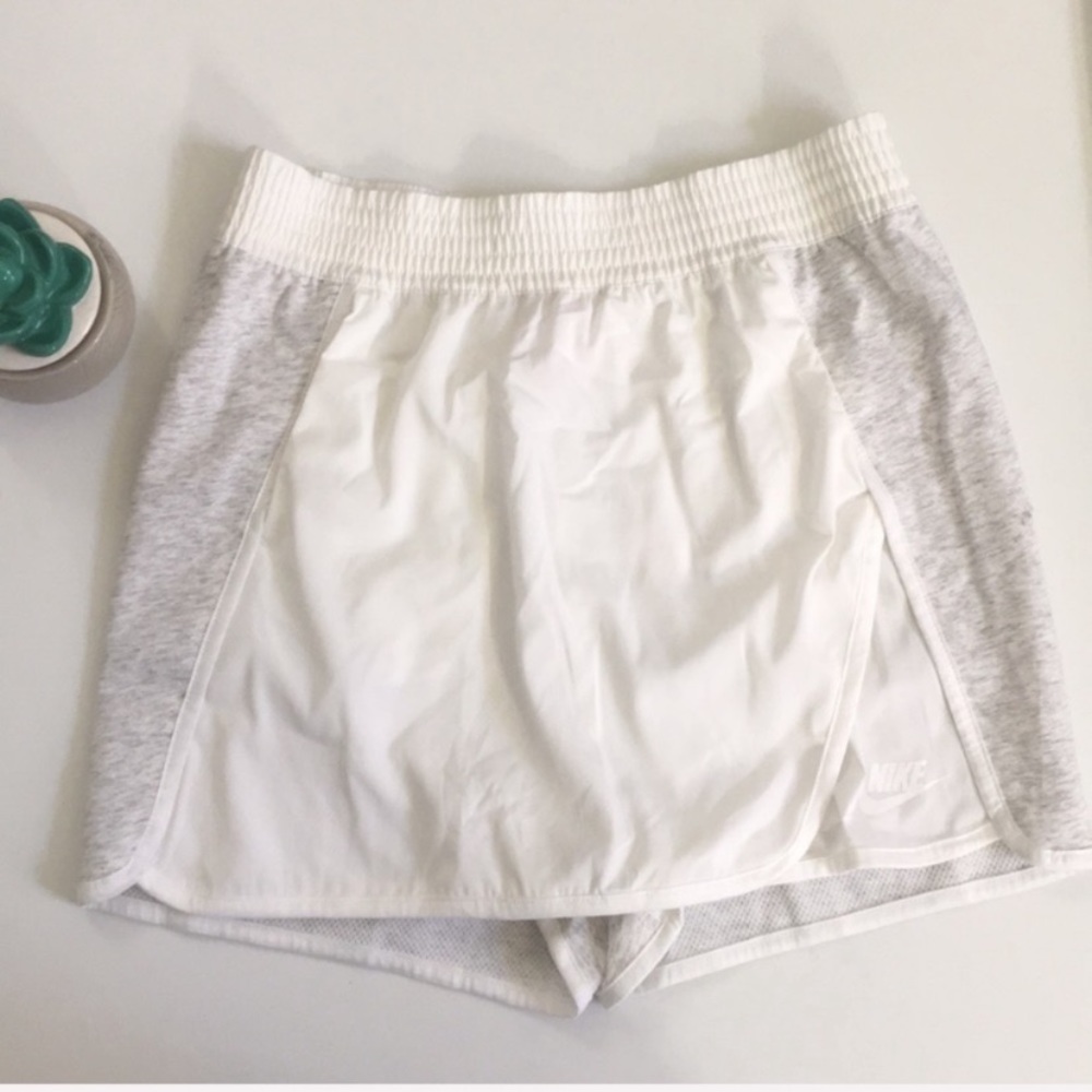 NWOT Nike skort short w skirt front with pockets